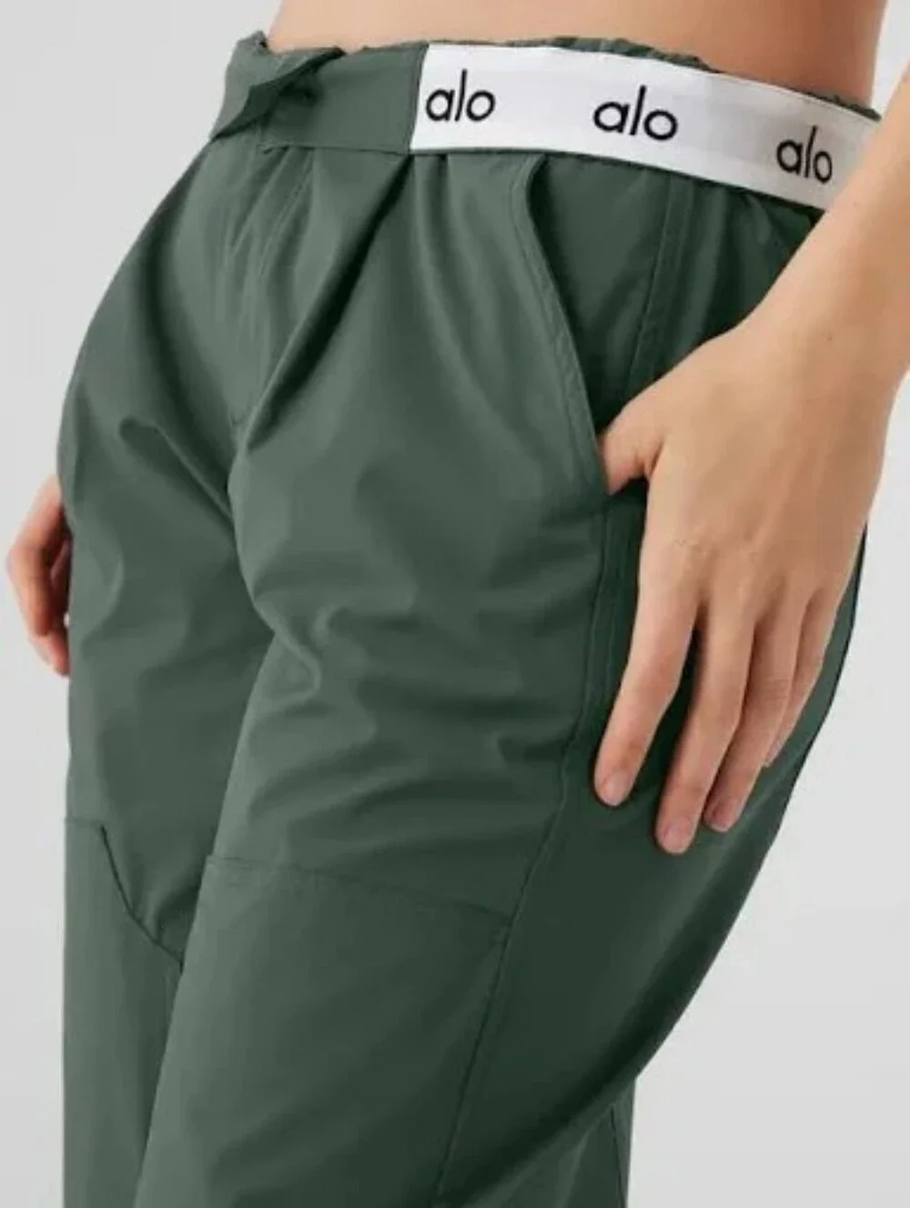 Alo Yoga Flip It Trouser sz MEDIUM In Dark Cactus